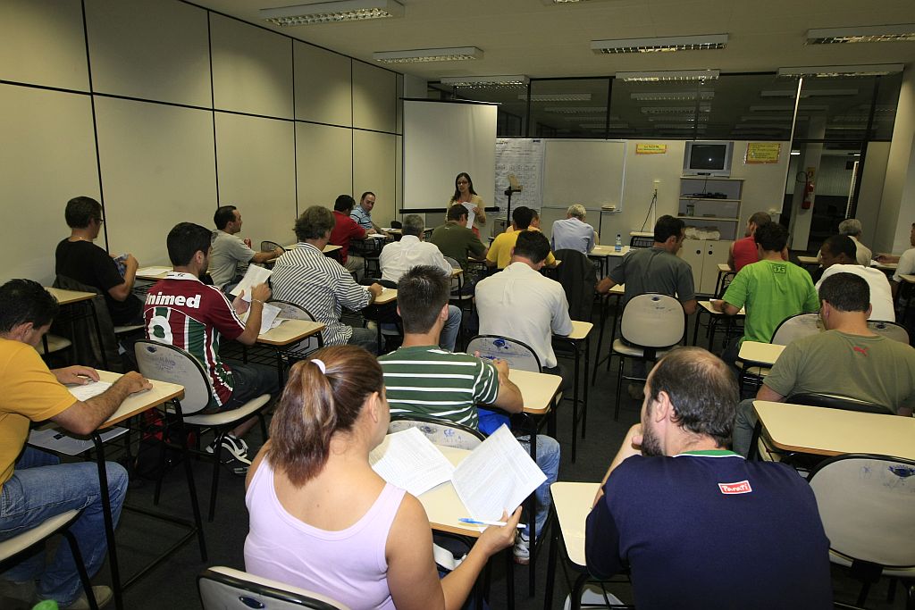 Turma do curso de reciclagem de condutores no Detran da João Negrão: alunos acham que é melhor fazer as aulas do que ficar em desacordo com a lei | Pedro Serápio/Gazeta do Povo