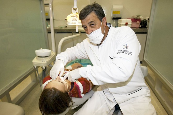 O cirurgião dentista Tertuliano Lopes teve um problema muscular na lombar. A solução foi fazer sessões de RPG e praticar natação todos os dias |