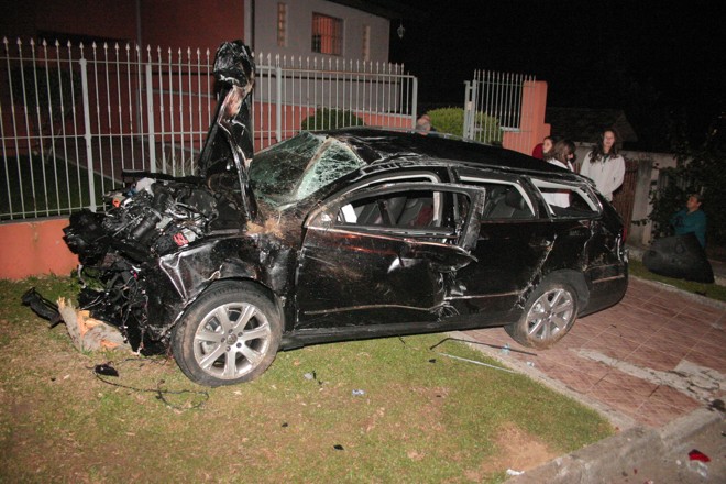 Carro dirigido pelo deputado ficou com a frente destruída. Vidros e ferros ficaram espalhados por cerca de cem metros no local do acidente | 