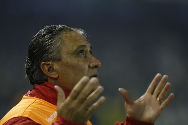 Tite, técnico do Internacional, reza antes da partida | 