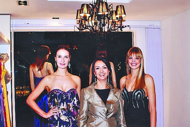 Ladeada, na foto, pelas modelos Cristiane Brambila Krause e Ana Roberta Muffone, Adriana Lima comandou em sua loja Bellatrix Batel o lançamento da coleção Outono/Inverno 2009 |