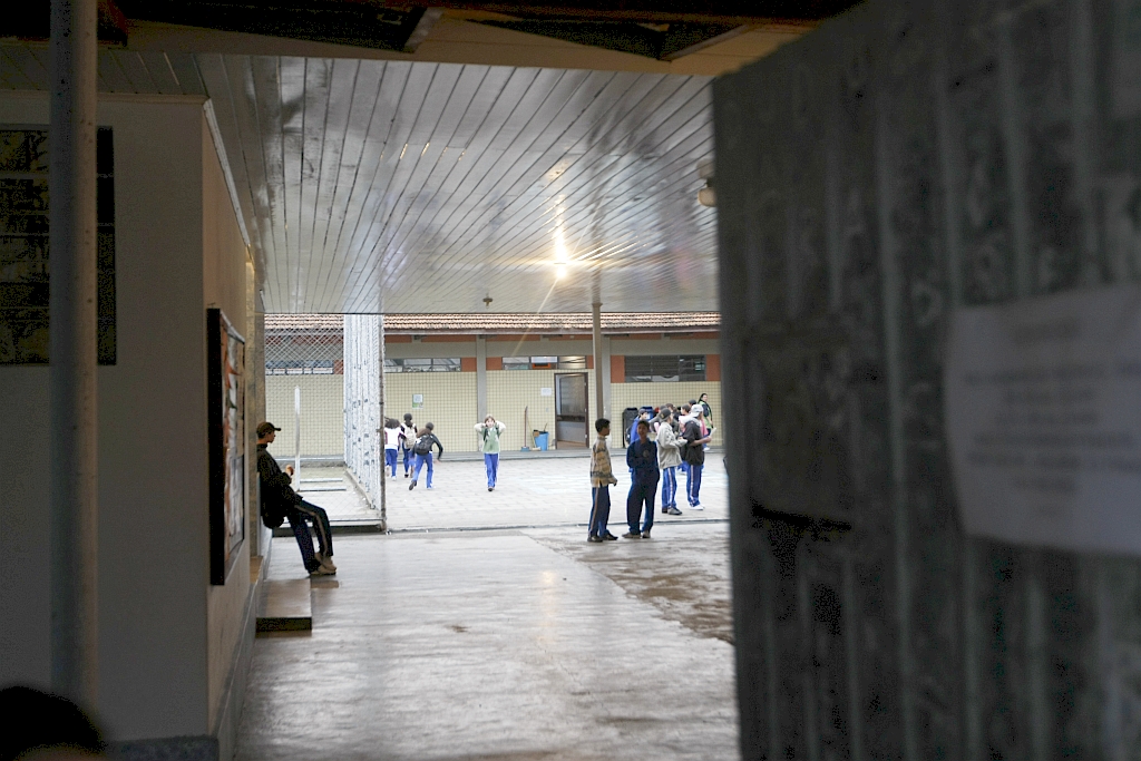 Só uma luz acesa no pátio da escola. Reparos emergenciais não resolvem problema | Antonio Costa/Gazeta do Povo