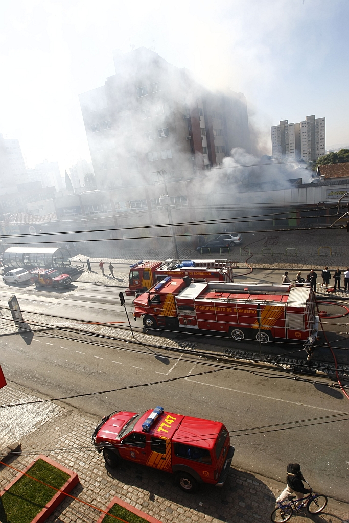 Combate às chamas: bombeiros controlaram o fogo em uma hora | Aniele Nascimento/Gazeta do Povo