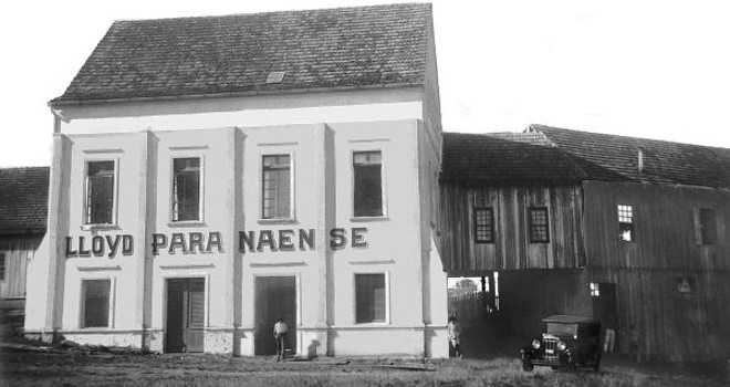 Sede do Lloyd Paranaense em Porto Amazonas. Foi a companhia que congregou todos os proprietários de vapores e lanchas que navegavam no Iguaçu e afluentes | 