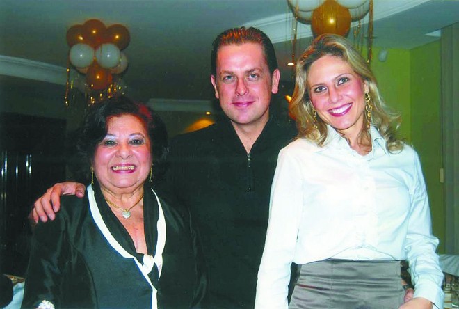 Com sua habitual exuberância, Anice Messmar, que tem ao lado o casal de médicos Cristiano e Mônica Hahn, comemorou nova idade, brindando os convidados com o