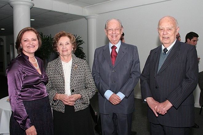 Maria Alice Silveira Carneiro e seu pai Samuel Silveira (nas pontas) com o casal Julieta e João Lydio Bettega, no coquetel que comemorou a certificação ISO 9001 da indústria de água mineral Timbu, no Hotel Slaviero Rockefeller |