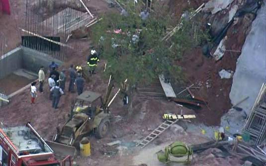 Três operários ficaram soterrados e um morreu no desabamento em SP | reprodução / TV Globo