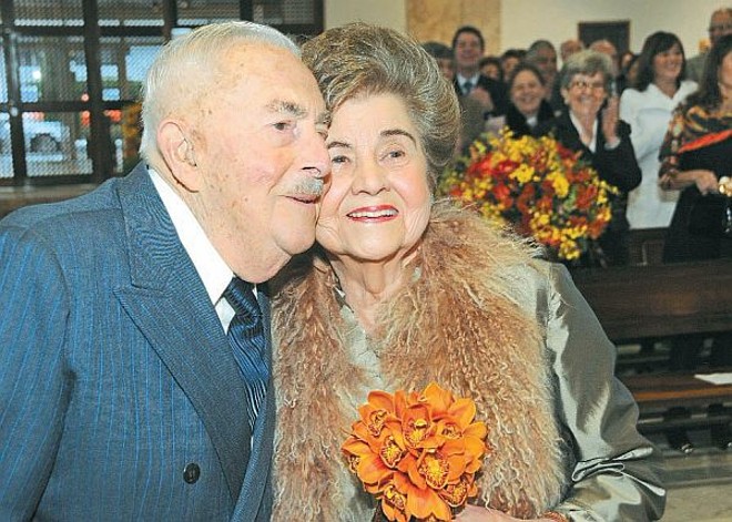 O casal Leda e Pedro Stenghel Guimarães celebrou seus 70 anos de casados, no último sábado, com uma missa na Igreja São Pio X. A comemoração reuniu parentes e amigos do casal na Associação Médica do Paraná | 