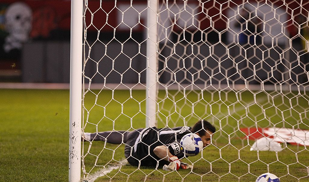 Vinícius, goleiro do Atlético, tenta sem sucesso corrigir a falha no gol de Obina: tirar o time da lanterna é a primeira missão do novo diretor de futebol | Antônio Costa/Gazeta do Povo