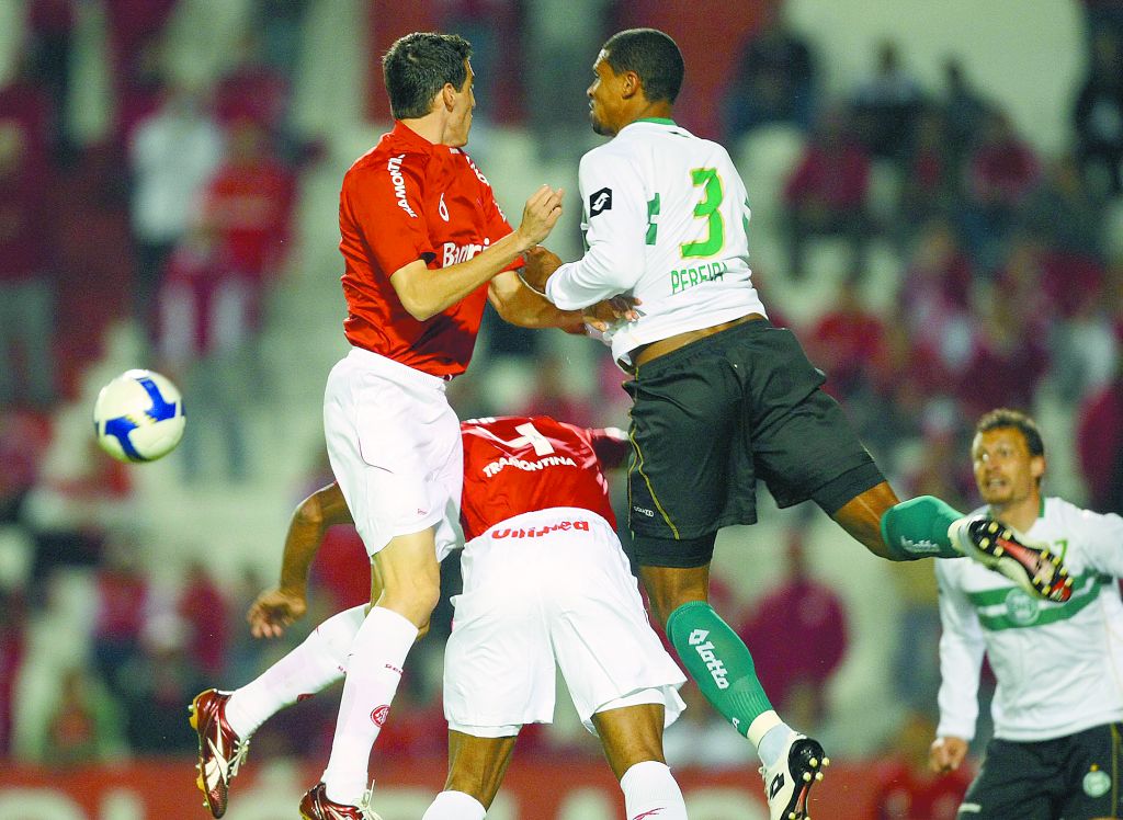 Apático em campo, o Coritiba não conseguiu ser páreo para o apanhado do Internacional no Beira-Rio. Tropeçamos feio, muito feio, definiu René Simões | Jefferson Bernardes/ VIPCOMM