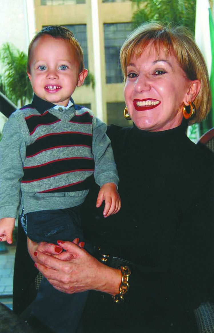 Radiante com o neto João Arruda, a elegante Solange Elias fez presença na badalada feijoada do Hotel Bourbon | Foto Ângela de Mello