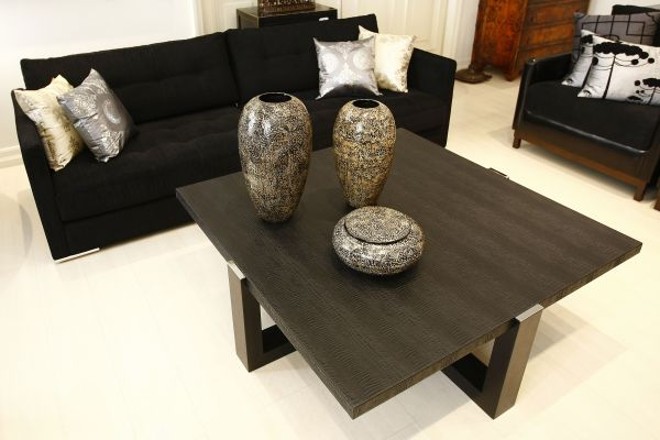 Modelo revestido com croco ecológico. R$ 3.146, na Studio Casa | 