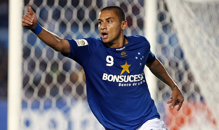 O atacante Wellington Paulista, do Cruzeiro, comemora seu gol contra o Grêmio | Washington Alves / Reuters