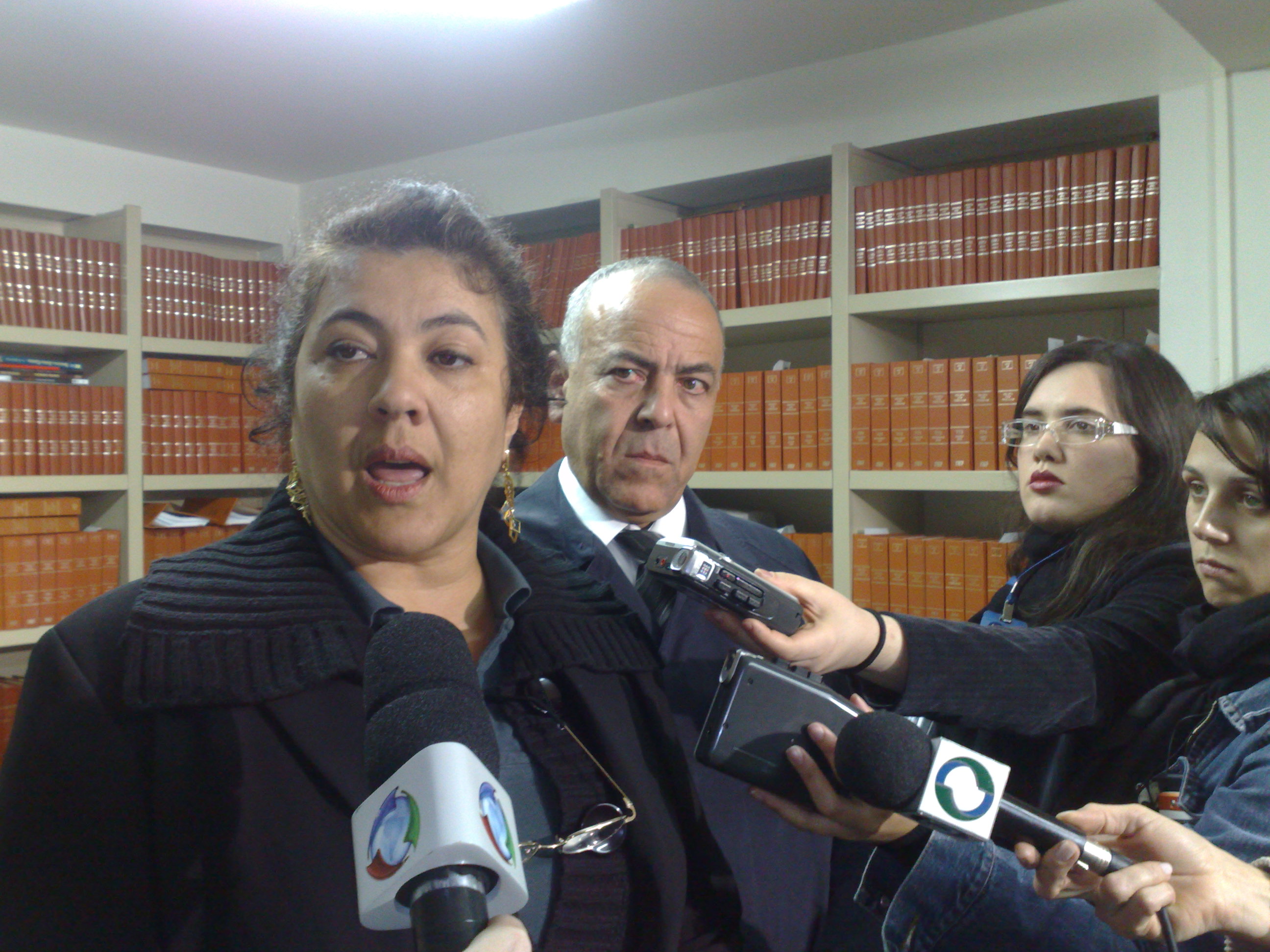 Cristiane Yared, mãe de uma das vítimas da colisão provocada por Carli Filho, e seu advogado, Elias Mattar Assad, durante entrevista coletiva nesta tarde | João Varella / Gazeta do Povo