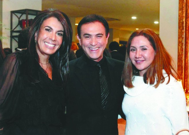 No prestigiado cocktail da Vila Sierra, que lançava sua nova linha de mobiliário, o colunista e apresentador Amaury Jr., entre a anfitriã Márcia Almeida e a médica Denise Bárbara, no address da Augusto Stresser |