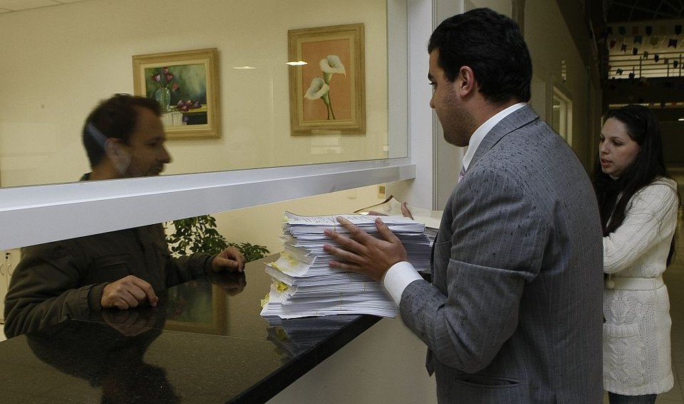 Representante dos partidos de oposição entrega, na 1ª Zona Eleitoral, a ação pedindo a cassação de Beto Richa | Antônio Costa/Gazeta do Povo