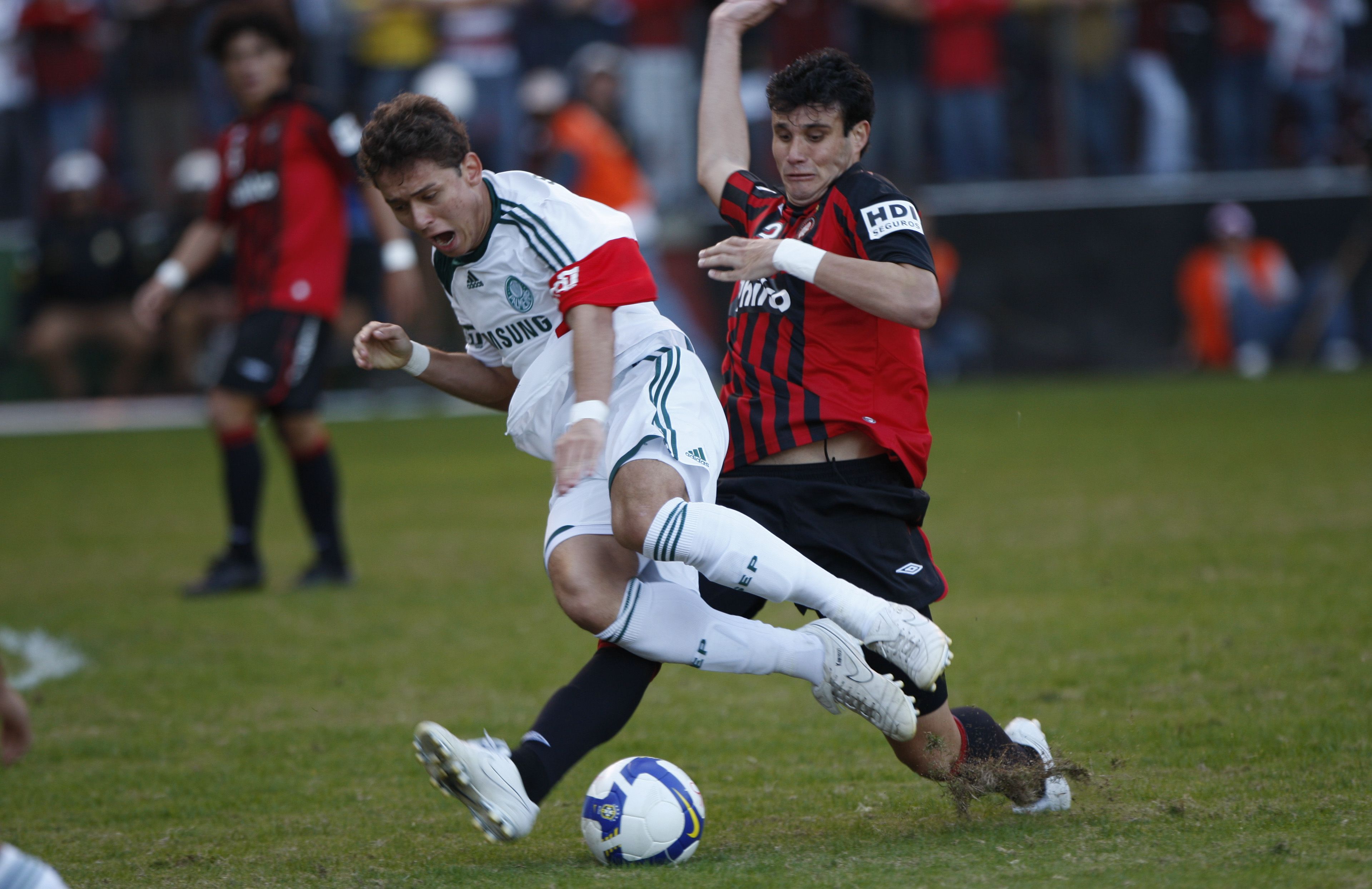 Keirrison conseguiu se sobressair à marcação atleticana e garantiu o empate para o Palmeiras | Antônio Costa / Gazeta do Povo
