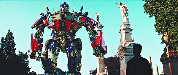 Optimus Prime: líder dos Autobots quase vira sucata na sequência Transformers 2: A Vingança dos Derrotados, que estreia hoje nos cinemas brasileiros | Fotos: Digulgação