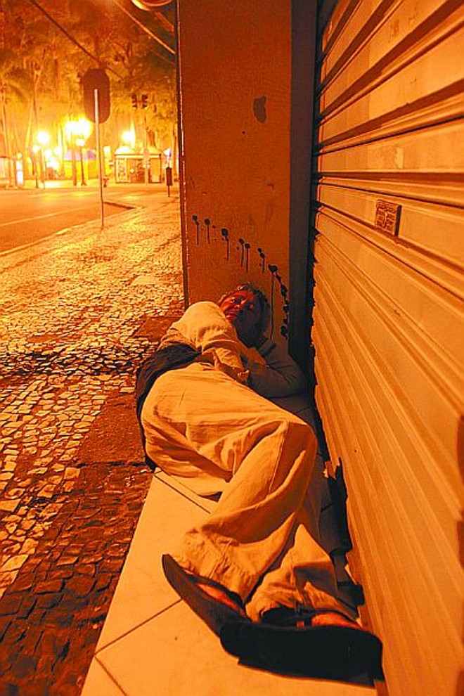 3 - Como não pode ficar no banco da praça, passa a noite na lajota fria, em frente a uma loja | 