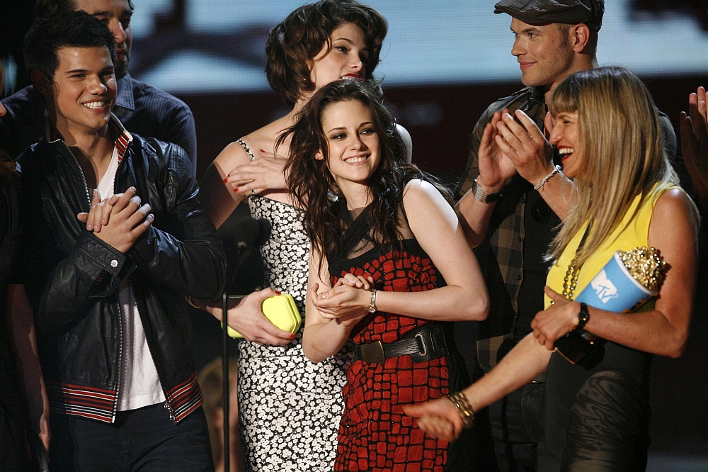 O elenco de Crepúsculo ao lado da diretora Catherine Hardwicke (à dir.) ao receber o prêmio de melhor filme no MTV Movie Awards 2009. | Reuters