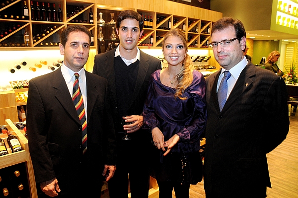 Sérgio Gasques (à esq.), gerente de franquias da Expand, e Otávio Piva de Albuquerque Filho, sócio-diretor da importadora de vinhos, foram os anfitriões da inauguração da nova loja do grupo, nesta quinta-feira, no Largo Curitiba, novo espaço do Shopping Curitiba. Com eles na foto, a gerente de marketing do shopping, Paola Noguchi, e o somellier Roberto Cartaxo | Kraw Penas