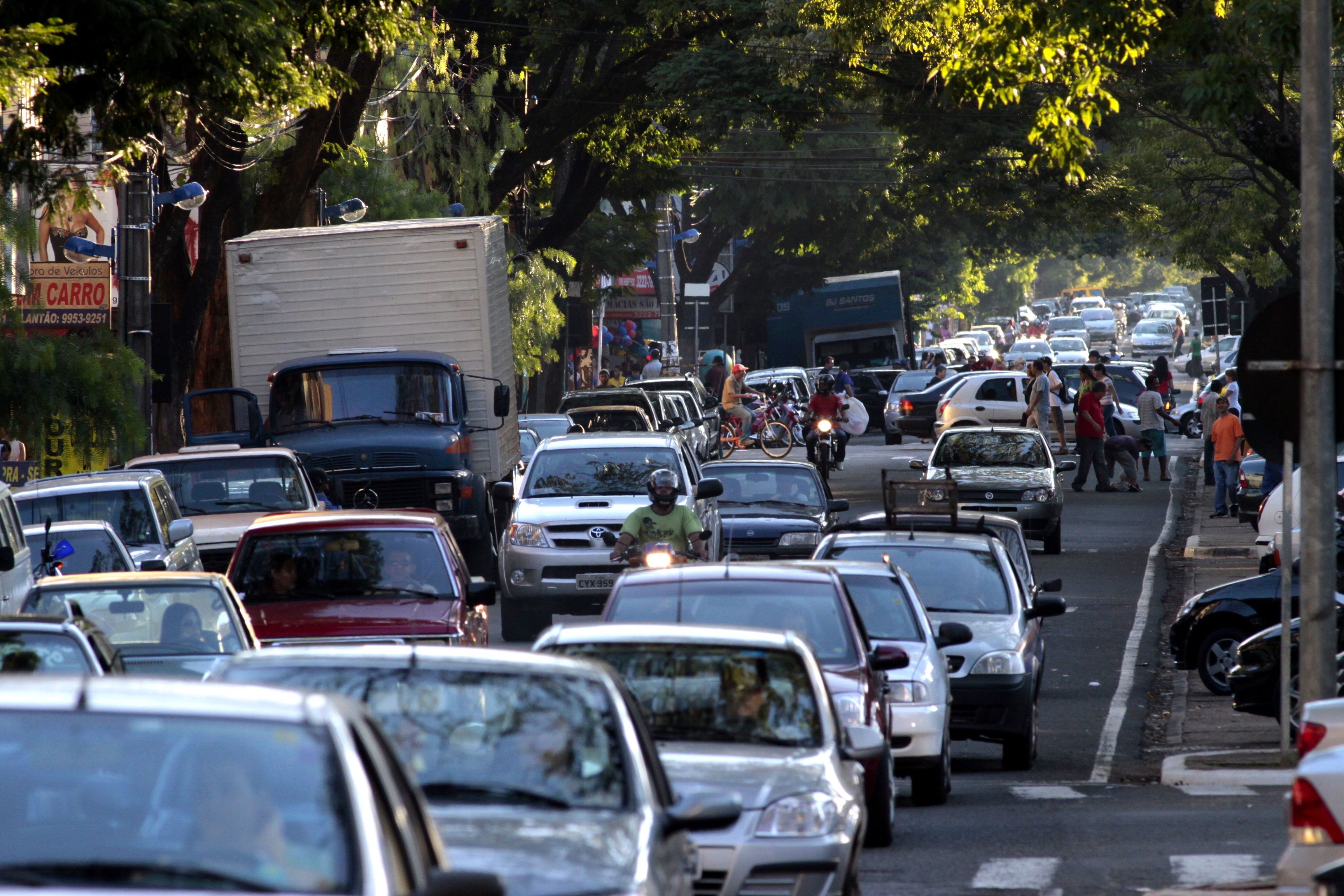 Pedestres, carros e caminhões lutam por espaço na Avenida Brasil | Ivan Amorin/Gazeta do Povo