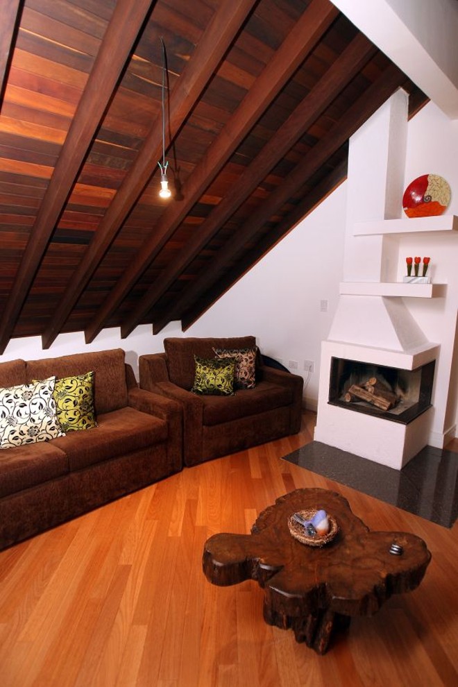 Em dia de jogos de futebol transmitidos à noite, a lareira da sala íntima que fica no ático da casa de César Kulpa fica sempre acesa |