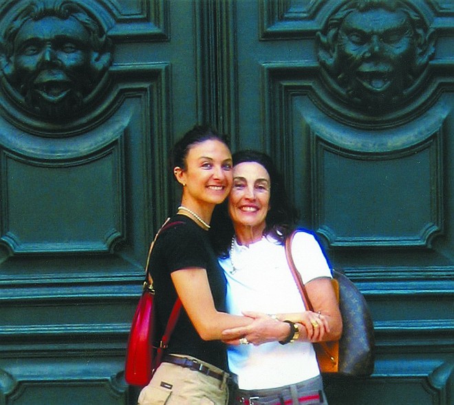 Em tempo de Veneza, onde visitam a colossal Bienal, Daniela e Dilva Busarello, filha e mãe, foram clicadas no portal da Scuola Grande di San Rocco, que abriga a maior coleção do pintor renascentista Tintoretto | 