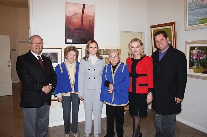 A escritora e secretária da Cultura da Lapa, Valéria Borges da Silveira, tomou posse nesta quinta-feira na Academia Feminina de Letras do Paraná. Na foto, a nova acadêmica entre suas colegas Chloris Casagrande Justen (à esq.) e Lygia Lopes dos Santos, os pais Maria Inês e Luiz Carlos Borges da Silveira e o irmão Leandro |