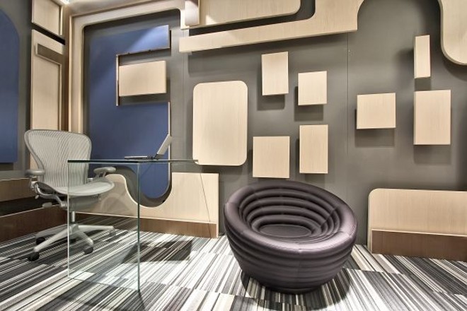 Na Sala de Imprensa o painel que sai das paredes é uma releitura de um instalado no Hospital Souza Aguiar, no Rio | 