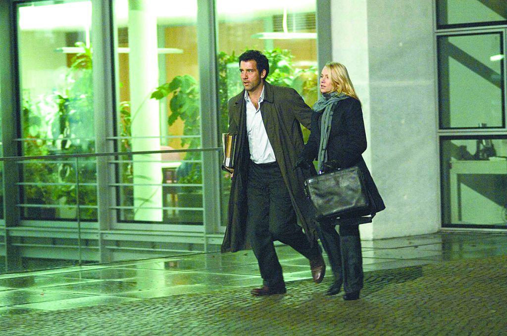 Os personagens de Clive Owen e Naomi Watts investigam um caso de venda ilegal de armamentos | Divulgação