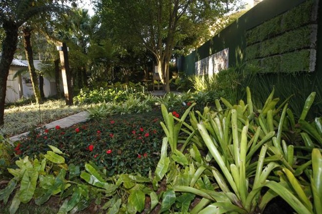 No Ecos da Mata Atlântica o painel na parede do fundo, da artista plástica Marta Berguer, é feito com cerâmica reaproveitada | 