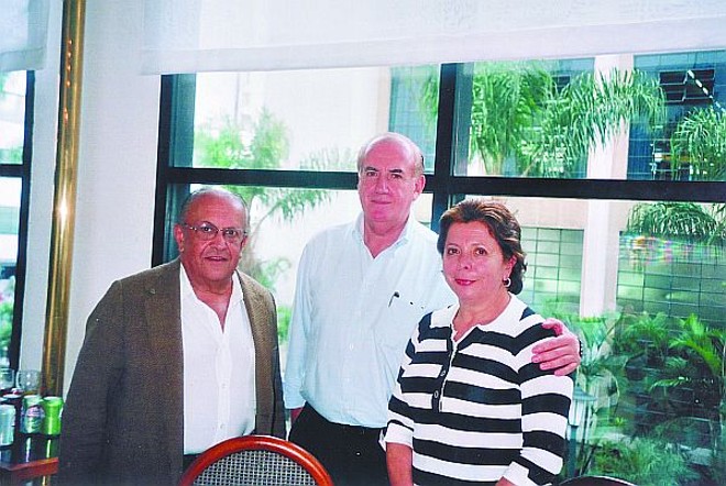 Figuras destacadas da vida paranaense, o jornalista Cândido Gomes Chagas e o médico José Fernando Macedo (com a esposa, Haidée) assinavam o ponto na badalada feijoada do Hotel Bourbon |