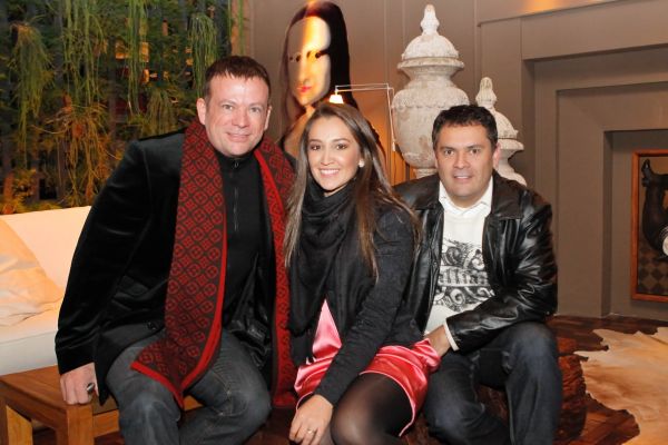 A arquiteta Priscilla Müller recebeu o médico Eliseu Portugal (à esq.) e o artista plástico Eleuthério Netto no elegante Studio DArt, ambiente dela na Casa Cor, na noite de abertura do evento. O espaço, que tem uma Monalisa feita com grafite numa das paredes, conta com diversas peças de decoração da Lotte Objetos Selecionados, loja comandada pelos dois | Naideron Jr