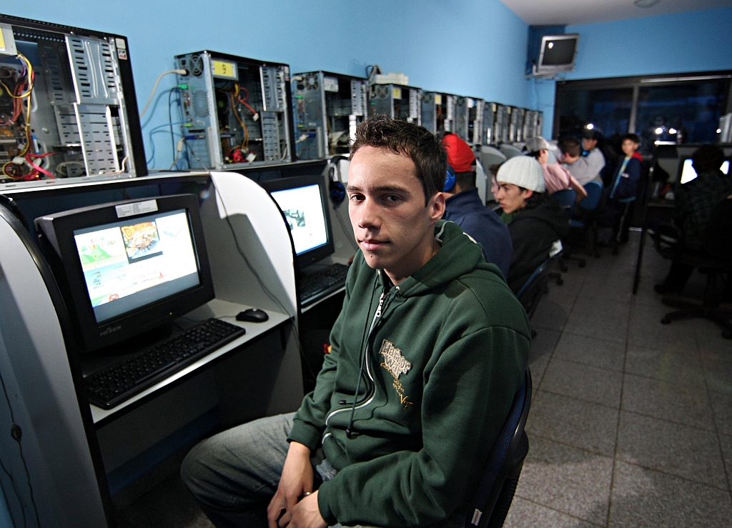 Rodrigo Carvalho, dono da Connect, diz não ter condições de cumprir a nova norma. Segundo ele, a medida geraria custo adicional e demandaria uma demora no atendimento, afugentando os clientes | Albari Rosa/Gazeta do Povo