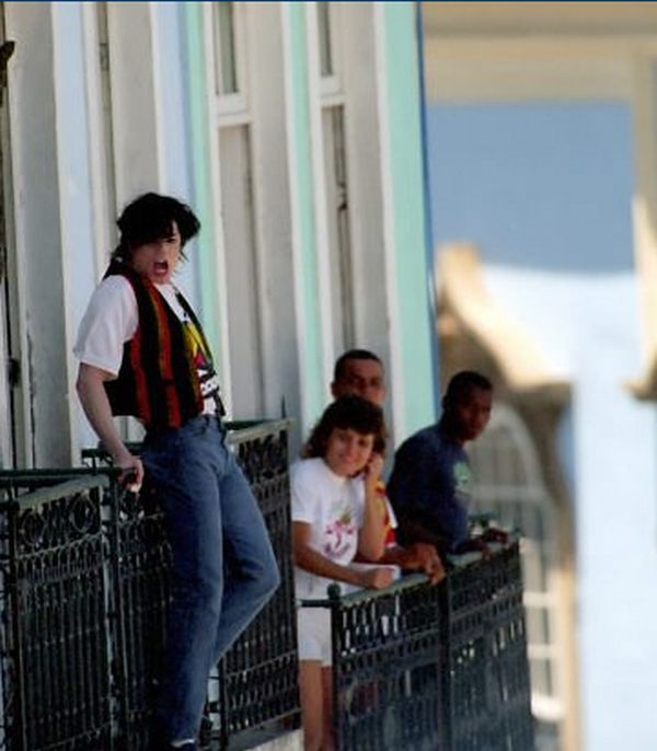 Michael Jackson durante gravação de videoclipe no Pelourinho, em 1996 | Divulgação