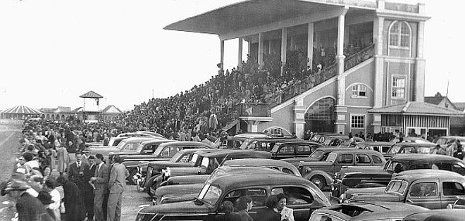 O Hipódromo do Guabirotuba, ou Prado Velho, em 1949, fotografado por Domingos Foggiatto. Hoje, a sua velha arquibancada foi aproveitada pela PUC para ali instalar seu museu. Aproveito a publicação dessa imagem para agradecer ao amigo Ivens Jesus da Fontoura pela cortesia de nos presentear com o livro-álbum de sua autoria intitulado Arte na PUCPR, uma verdadeira obra de arte gráfica que merece a assinatura desse artista | 
