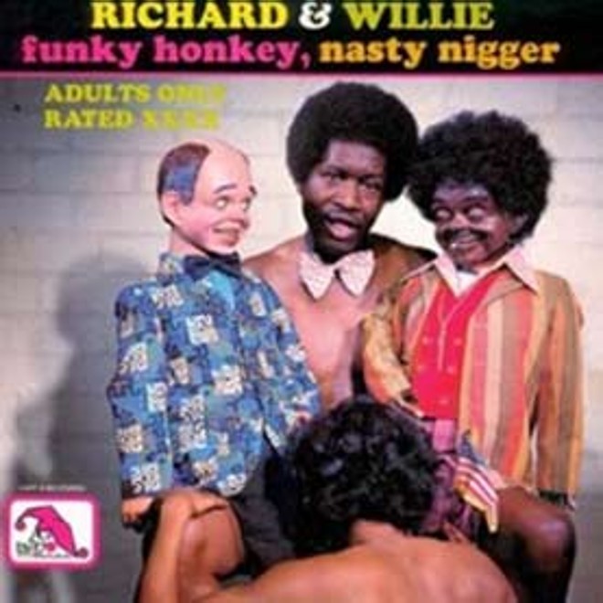 O surrealismo em sua expressão máxima. Richard Sanfield era mesmo um ventríloquo conhecido nos Estados Unidos, e fez apresentações ao lado de feras da música como Roberta Flack. Não se sabe por que ele apelou desta forma, em 1975. Os bonecos se aposentaram em 1992 | 