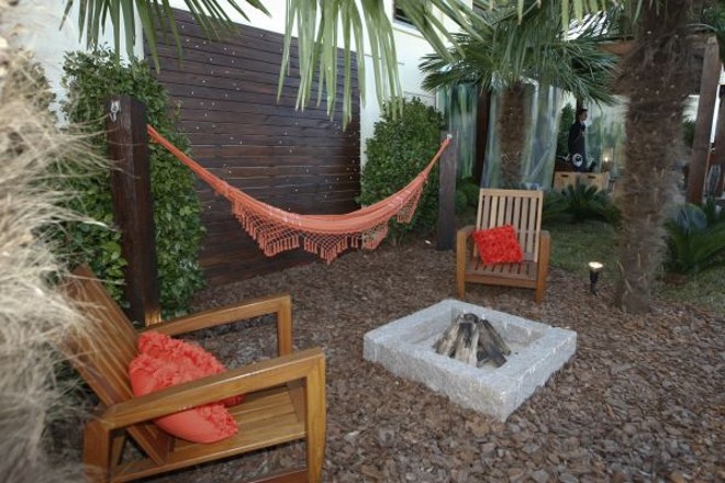 Painel de madeira de demolição com pontos de leds lembram estrelas no céu no Viva o Verde | 