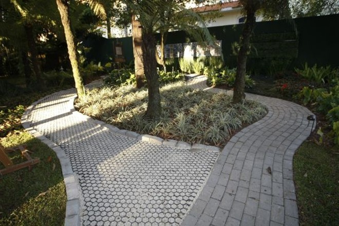 Ecos da Mata Atlântica. No caminho, um telado de plástico reciclado serve de invólucro para os pedriscos | 