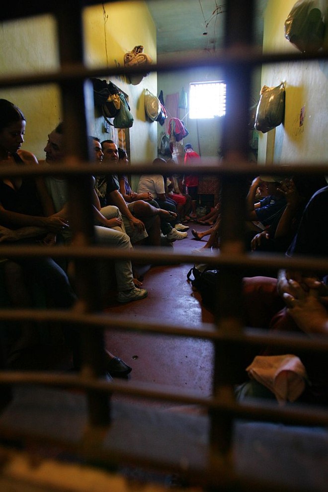 Delegacias do litoral têm até sete vezes mais detentos do que a capacidade: condições desumanas | 