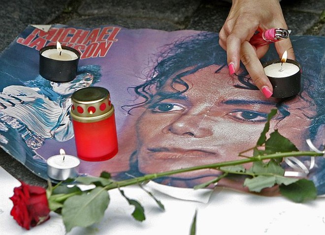 Fãs acendem velas em homenagem a Michael Jackson, em Praga, na República Checa |