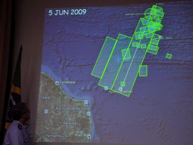 O vice-chefe do Serviço de Comunicação da Aeronáutica, coronel Jorge Amaral, concede entrevista coletiva e faz uma exposição cronológica das buscas |