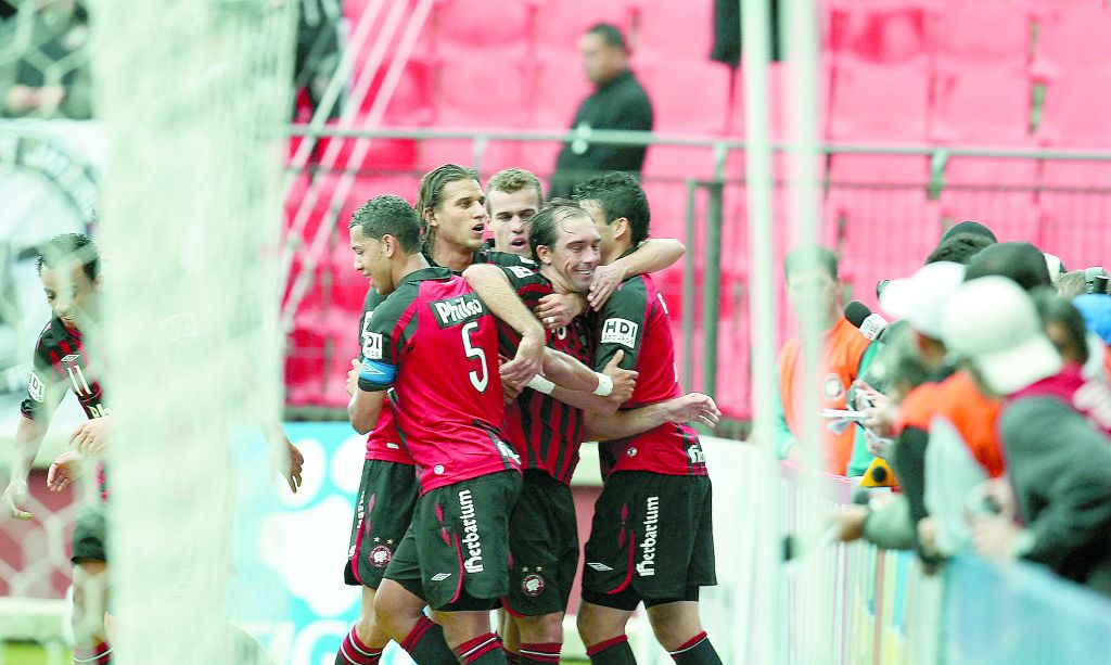 O veterano Paulo Baier recebe o abraço dos companheiros durante a comemoração do gol que garantiu a 1ª vitória em casa do Atlético | Hedeson ALves/ Gazeta do Povo