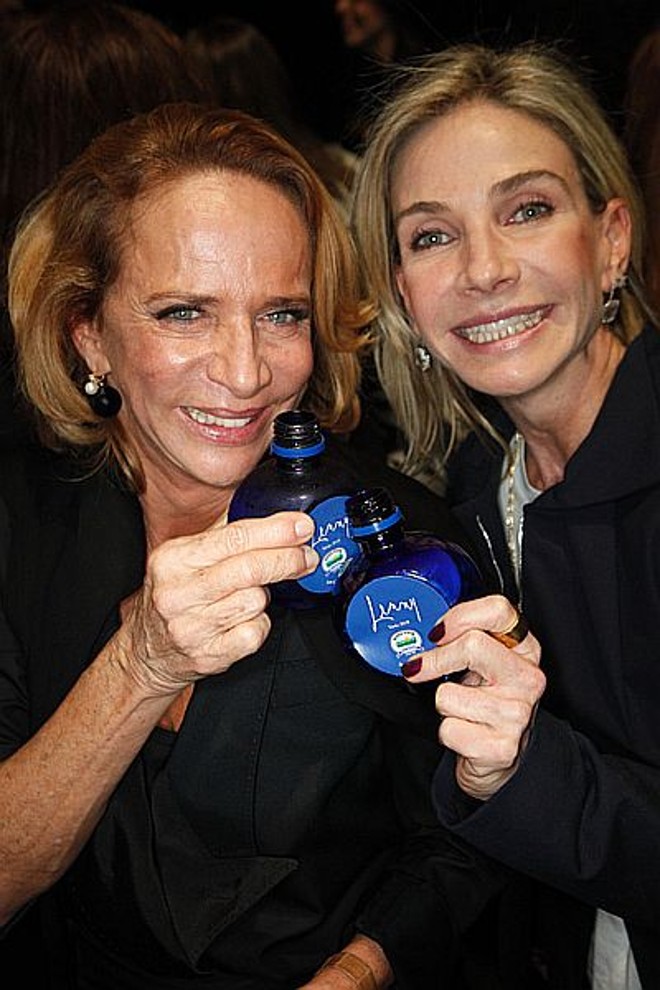 Cristiane Mocellin esteve terça-feira na plateia do desfile da Lenny no Fashion Rio. Depois, brindou com a estilista Lenny Niemeyer com as garrafinhas de água mineral da Ouro Fino personalizadas para a marca carioca de moda praia. As embalagens foram distribuídas para os convidados vips | 