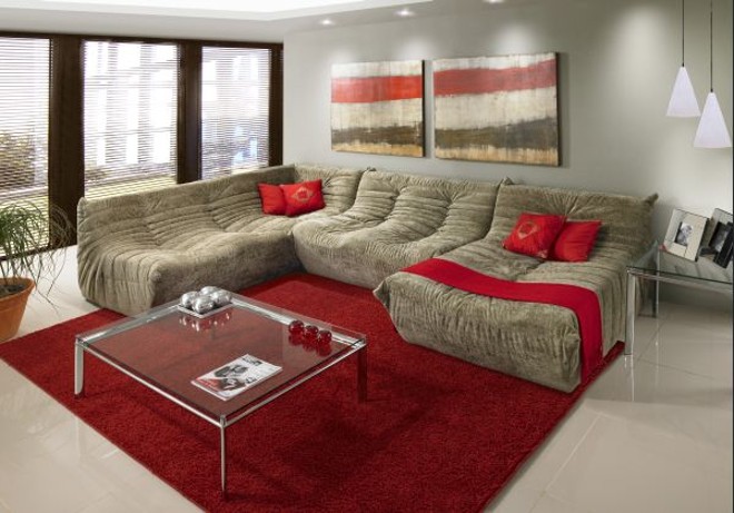 O vidro ou espelho sobre a mesa ajuda a ampliar a sala e deixa a peça requintada. R$ 899, na Atlanta | 