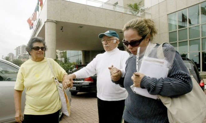 Parentes de Isabela Furtado, uma das vítimas do acidente, deixam hotel no Rio |