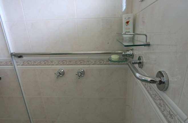 ... e barras de segurança são indispensáveis para os portadores de deficiência física | 