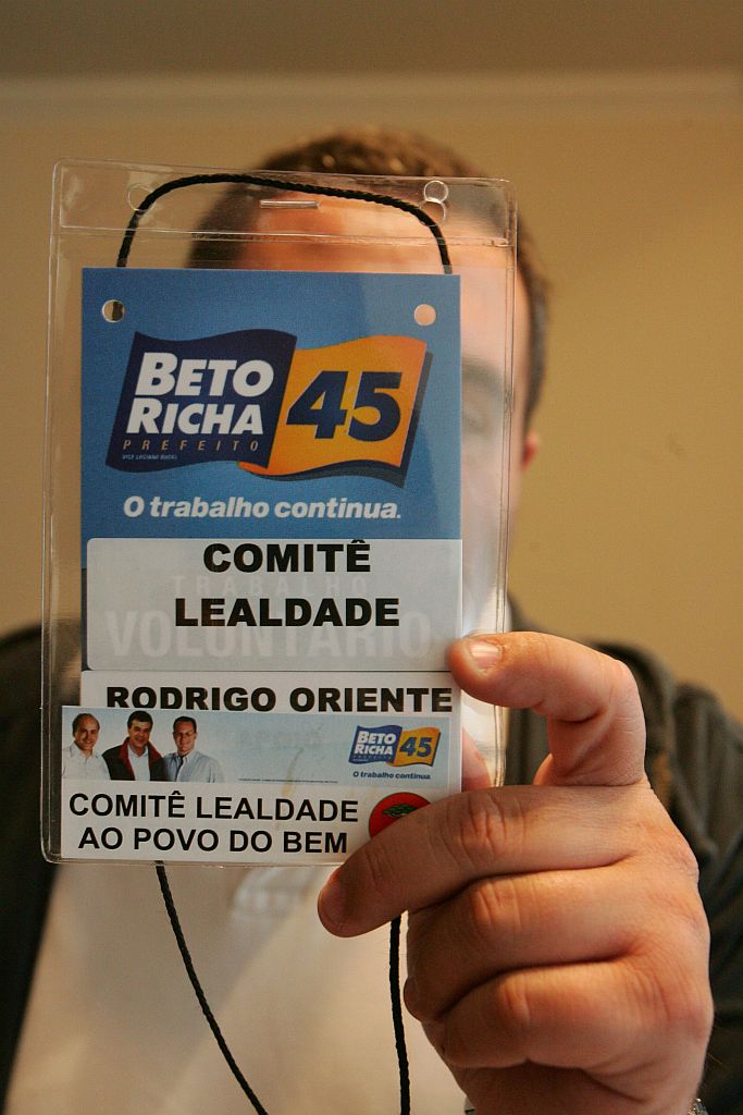 Rodrigo Oriente exibe o crachá da época em que fez part do Comitê Lealdade | Daniel Castellano/Gazeta do Povo