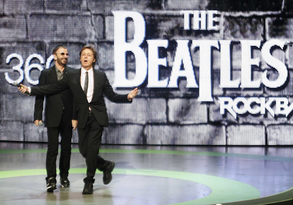Ringo Starr (à esq.) e Paul McCartney no lançamento do novo game "The Beatles: Rock Band" | Reuters/Fred Prouser